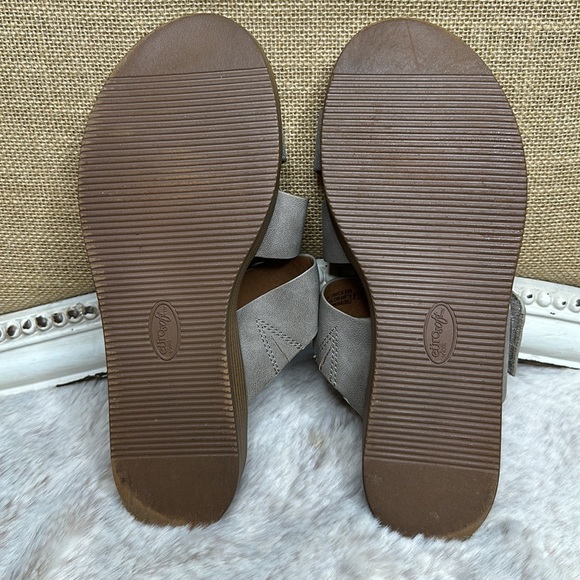 Euro Soft by Sofft | Nadine Grey & Silver Metallic Sandal - Picture 12 of 14